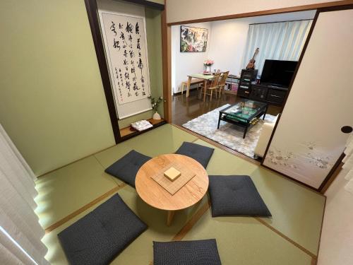 東京的住宿－松島雅居，享有带桌椅的客厅的顶部景色。