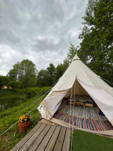 a white tent sitting on a wooden deck at Tipi telk Jantsu talus 