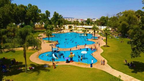 una vista aérea de una gran piscina en un parque en Résidence Hôtelière Le Diamant Vert, en Fez