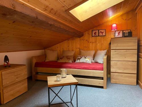 une chambre avec un lit dans une cabane en bois dans l'établissement Les Gets - Charmant Appartement 3* au Centre, Proche Pistes, 2 Chambres, 6/8 pers, Parking Inclus - FR-1-623-72, aux Gets