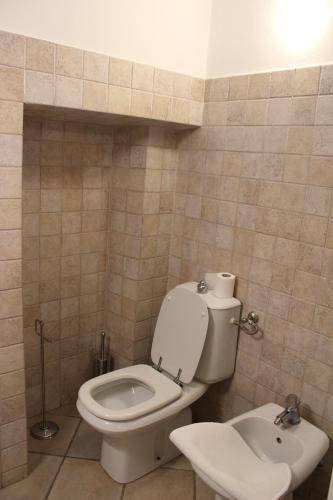 a bathroom with a toilet and a sink at La Trunera Guest House in Alessandria