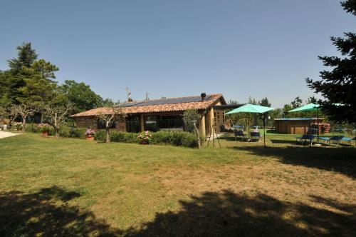 a house with a yard in front of it at Casalotto Francescano in Mengara