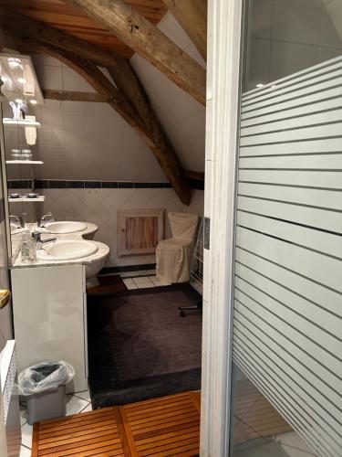 La salle de bains est pourvue d'un lavabo et de 2 toilettes. dans l'établissement Chambres d'hôtes La Farga, à Carennac