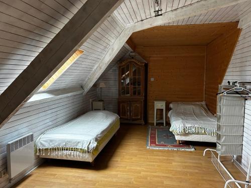 Cette chambre mansardée comprend 2 lits. dans l'établissement Chambres d'hôtes La Farga, à Carennac