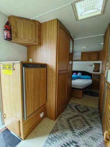 ein kleines Zimmer mit einem kleinen Bett und einer kleinen Küche in der Unterkunft Peipsi Tiheda Чудское озеро in Tiheda
