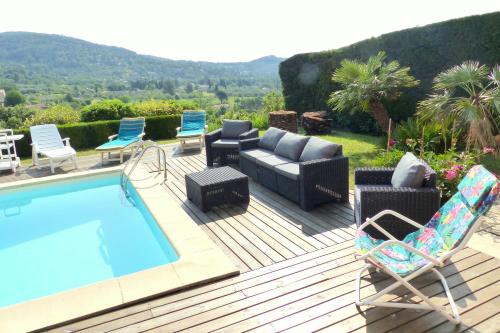 une terrasse avec des chaises et une piscine dans l'établissement Villa provençale avec piscine, vue exceptionnelle, à Seillans