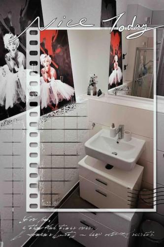ein Bad mit einem Waschbecken und einem Spiegel in der Unterkunft Central Apartment in Frankfurt a.M. in Frankfurt am Main