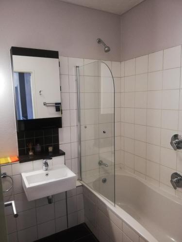 bagno con lavandino, doccia e vasca di Just a Room a Pretoria