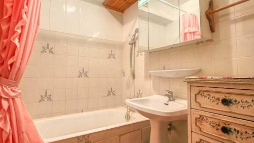 a bathroom with a sink and a bath tub and a sink at Grand Studio Terrasse Plein Sud in Montclar