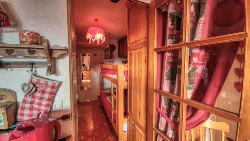 a small room with a bunk bed and a room with a room at Grand Studio Terrasse Plein Sud in Montclar