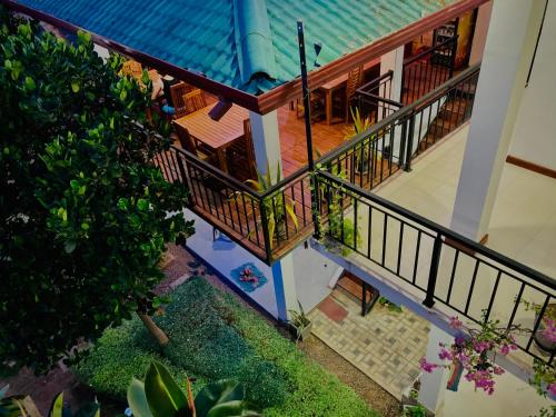 Cette chambre dispose d'un balcon et offre une vue sur une maison. dans l'établissement Hotel Siyathma polonnaruwa, à Polonnâruvâ