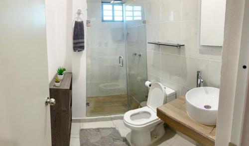 La salle de bains est pourvue d'une douche, de toilettes et d'un lavabo. dans l'établissement Departamento Cardones - 5 Min Zona Dorada - 6 Personas Alberca Compartida, à Mazatlán