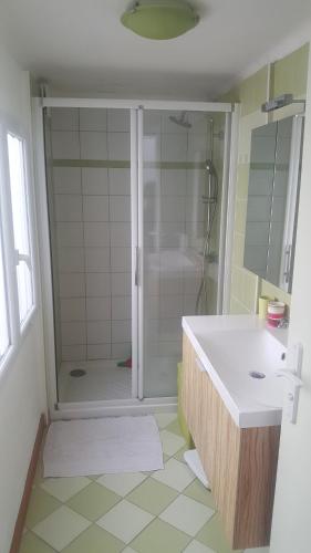une salle de bain avec une douche, un lavabo et une baignoire dans l'établissement Maison de village, à Saint-Hilaire