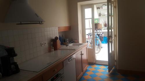 une cuisine avec un évier et un plan de travail dans l'établissement Maison de village, à Saint-Hilaire