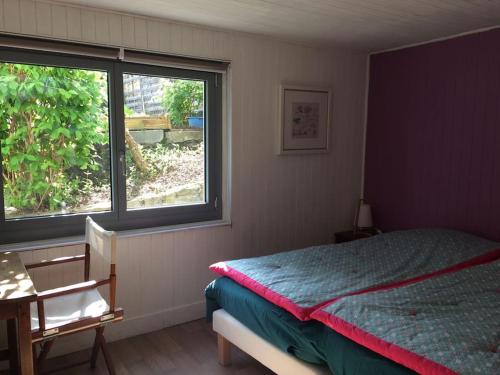 une chambre avec un lit, une table et une fenêtre dans l'établissement Bienvenue à Evian, à Neuvecelle