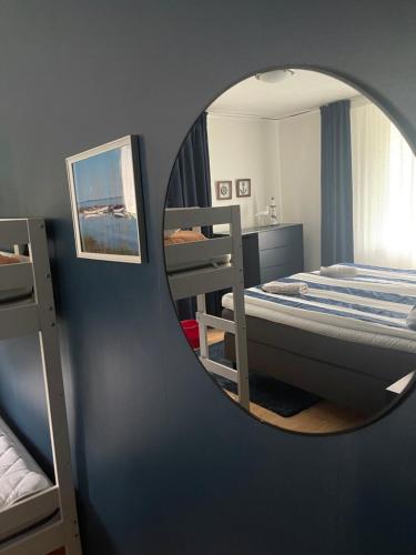 een spiegel in een slaapkamer met een bed en een stapelbed bij Bergkvara Vandrarhem in Bergkvara