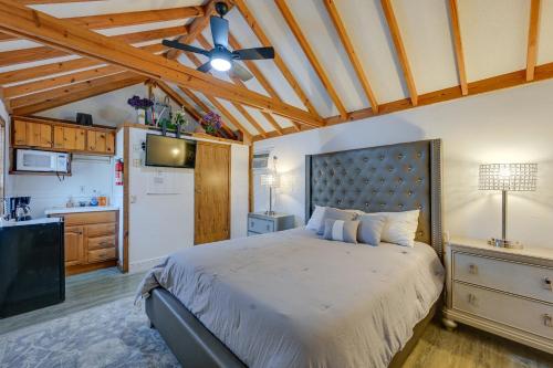 een slaapkamer met een groot bed en een plafondventilator bij Everglades City Trailer Cabin Boat Slip and Porch! in Everglades City