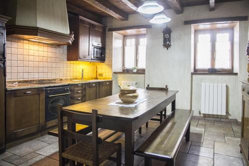 una cocina con una mesa con un tazón. en Casa rural Txikirrin III - Selva de Irati, en Villanueva de Aézcoa