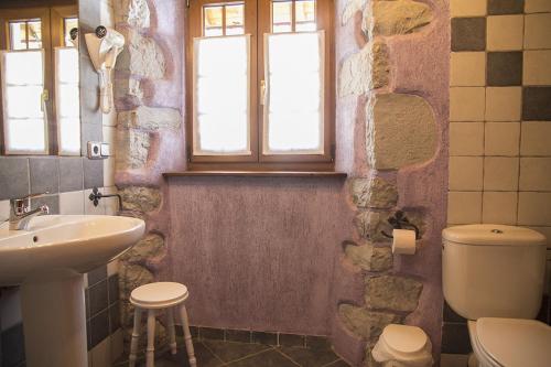 baño con lavabo y aseo y ventana en Casa rural Txikirrin III - Selva de Irati, en Villanueva de Aézcoa