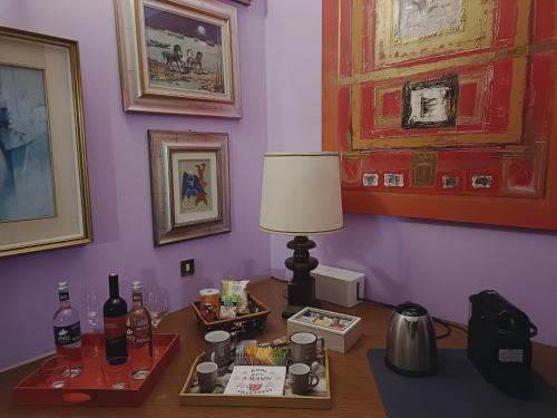 Zimmer mit Tisch und Lampe in der Unterkunft Chez Queen B&B in Lurate Caccivio