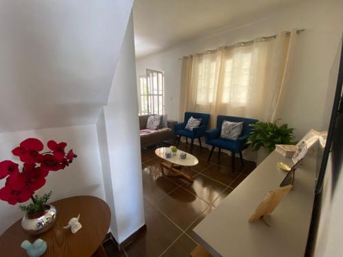 ein Wohnzimmer mit einem Sofa und einem Tisch in der Unterkunft CASA DE TEMPORADA MEL in Piranhas