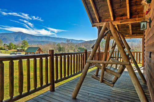 una terraza de madera con vistas a las montañas en Spectacular MTNS Views with PRIVATE HOT TUB with Pool Table and Private Pond, en Sevierville
