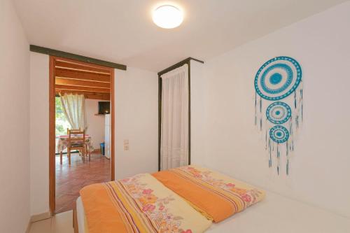 1 dormitorio con 1 cama y una pintura en la pared en Casa Munay en Granadilla de Abona