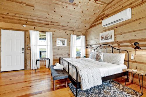 Кровать или кровати в номере Rocky Ridge Cedar Cabin with Hot Tub & Amazing Views