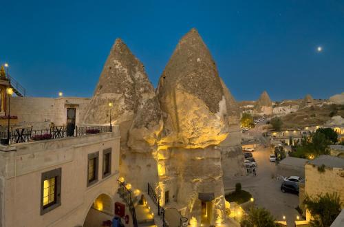 uma vista para um edifício com grandes rochas em Sora Cave Hotel em Goreme