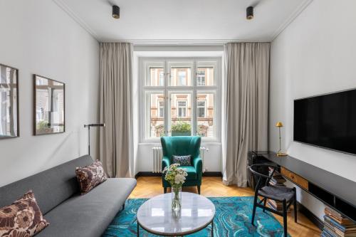 een woonkamer met een bank en een tv bij numa I Republika Rooms & Apartments in Praag