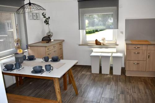 een keuken met een tafel met kommen erop bij Haus Erna in Altmannsdorf