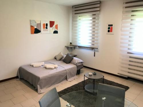 Un dormitorio con una cama y una mesa y sillas. en Casa Céline, en Mestre