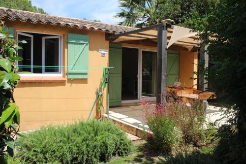 une petite maison avec un vert et une orange dans l'établissement CASA PALOMBAGGIA - Piscine Chauffée, à Porto-Vecchio