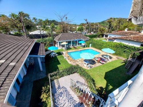 una vista aérea de un patio trasero con piscina en Pousada Eldorado Guarujá o o o o o o o o o o o o o o o o o o o o o o o o o o o o o o o o o o o o o o o o o o o o o o o o o o o o o o o o o o o o o o o, en Guarujá