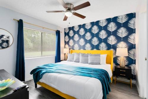 um quarto com uma cama com uma parede azul e branca em Oasis 105 em Titusville