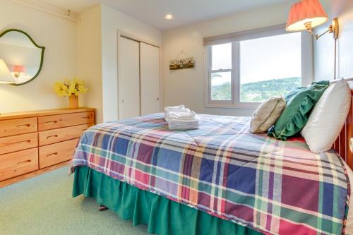 1 dormitorio con cama y ventana en Mountainside Resort G303 en Stowe