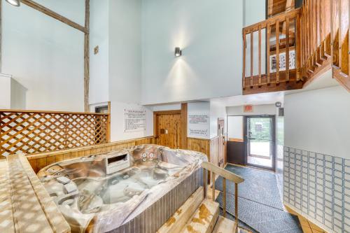 une grande baignoire au milieu d'une pièce dans l'établissement Mountainside Resort G303, à Stowe