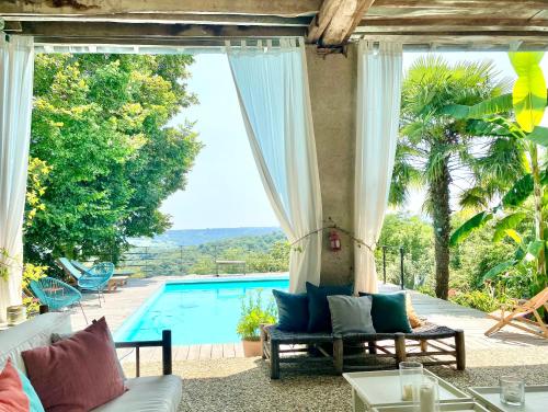 - un salon avec vue sur la piscine dans l'établissement Maison D'hôtes-Maison Castaings, à Lucq-de-Béarn