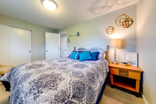 Schlafzimmer mit einem Bett mit einer blauen und weißen Bettdecke in der Unterkunft Seashell Beach House in Seaside
