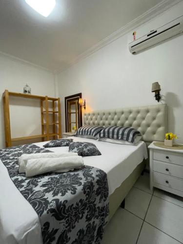1 dormitorio con 2 camas y cabecero grande en Apto Master de 2 quartos a 100m do Mar, central, en Balneário Camboriú