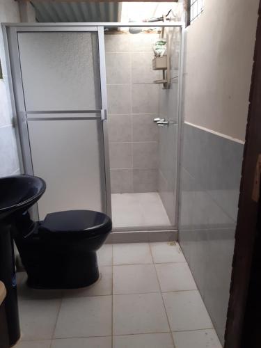 プヨにあるCasa Gilditaのバスルーム(トイレ、シャワー付)