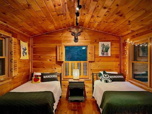 - une chambre avec 2 lits dans une cabane en rondins dans l'établissement Casa Bohemia *pool *fishing*mountain views!, à Ellijay