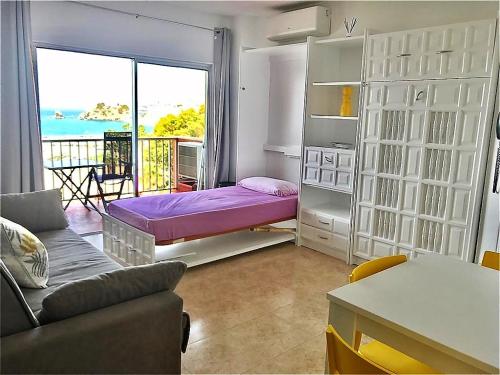 Sala de estar con cama y vistas al océano en Estudio Urbanización Las Góndolas, en Almuñécar