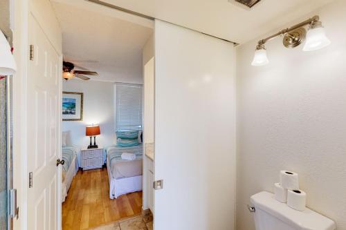 ein weißes Bad mit WC und ein Schlafzimmer in der Unterkunft Monte Vista 1704 in Honolulu