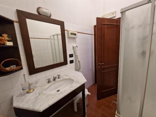 Hotel Ristorante Casa Volpiにあるバスルーム