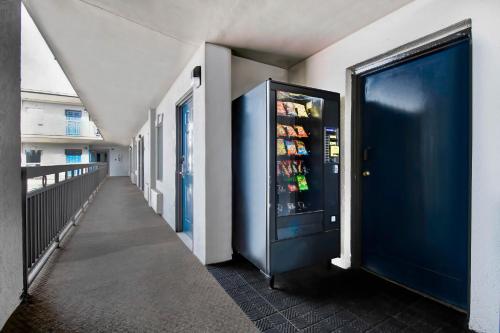 um corredor com um frigorífico azul num edifício em Motel 6 Atlanta, Ga - Midtown em Atlanta