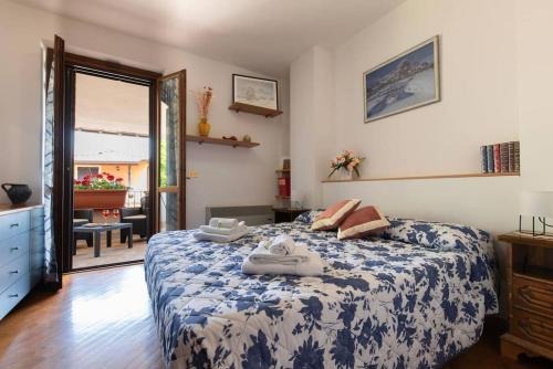 a bedroom with a bed with towels on it at La collina degli Olivi in Spina