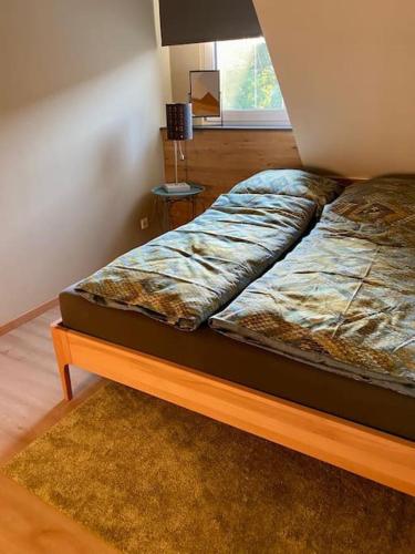 1 cama en una habitación con en Ferienwohnung an Der Hofbrennerei, en Altmannsdorf