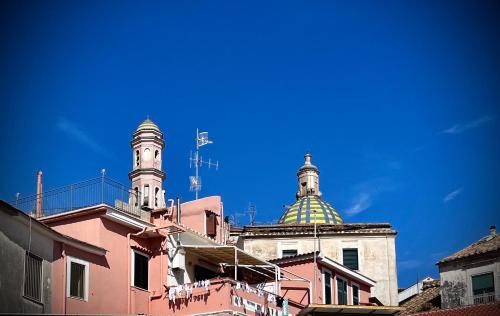 een gebouw met twee torens erop bij Lulù Holiday House in Vietri