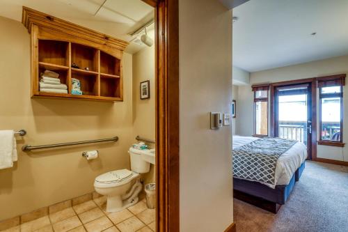 baño con aseo y 1 cama en una habitación en Sundial Lodge #316A & #316B, en Park City